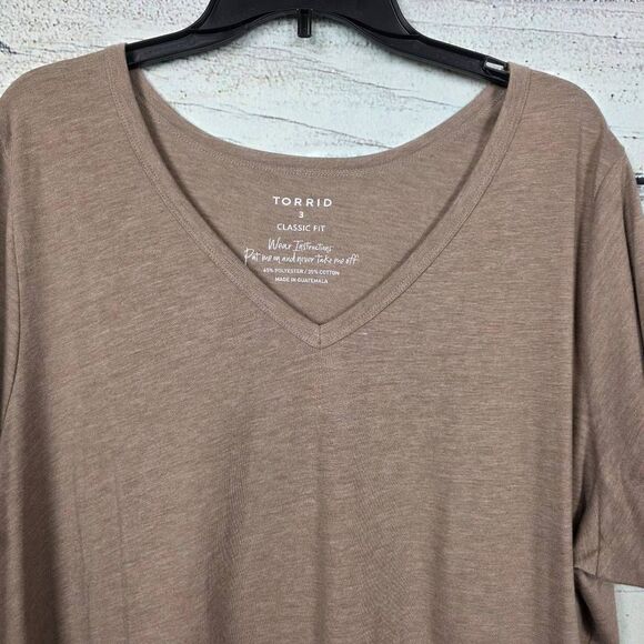 Torrid 3 Classic Fit V-Neck Taupe Tee Plus Size - Picture 2 of 6